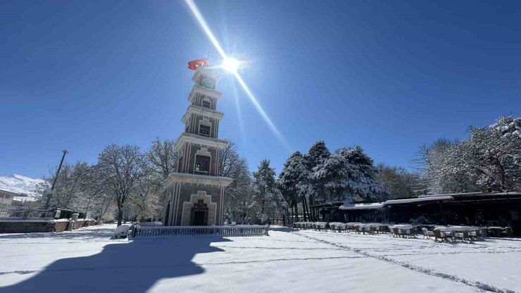 Erzincan nisan ayında güne karla uyandı