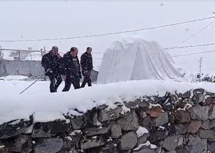 Köylüler güne kar yağışıyla uyandı
