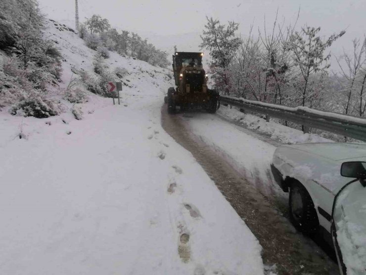 Elazığ’da yoğun kar yağışı sonrası yolda mahsur kalan araç kurtarıldı