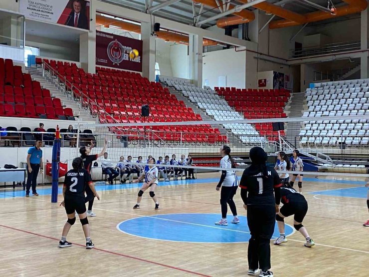 Erzincan’da 23 Nisan Voleybol İl Birinciliği heyecanı başladı