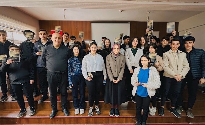 Yazar Sibel Oğuz, Yüksekovalı öğrencilerle buluştu