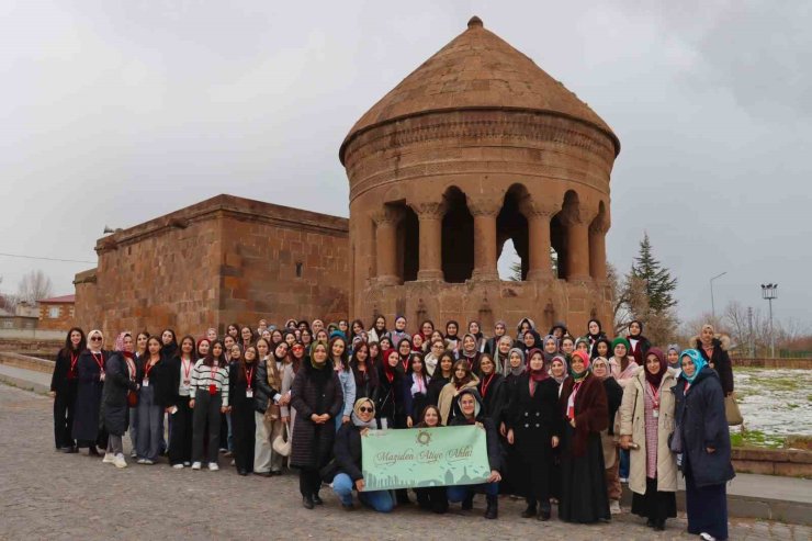İstanbul’dan gelen öğrenciler Ahlat’ın tarihi mekanlarını gezdi