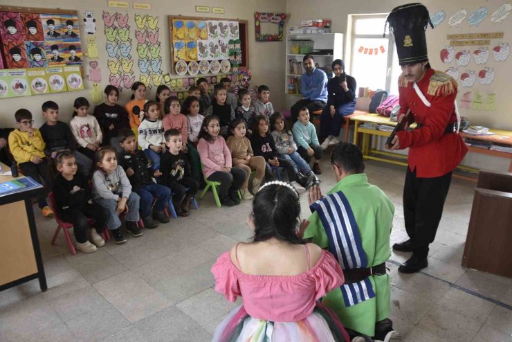 Bitlis’te ‘Köyden Köye, Okuldan Okula Tiyatro’ projesi