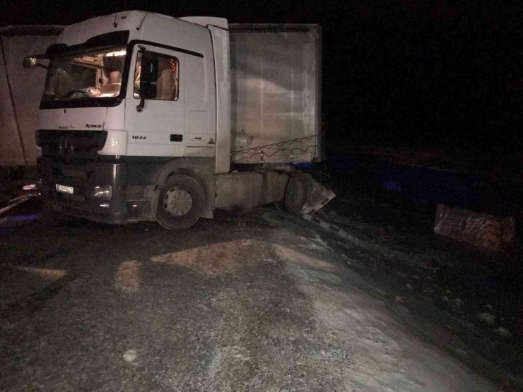 Ilgar Dağı’nda buzlanmadan kayan tır, yolu kapattı