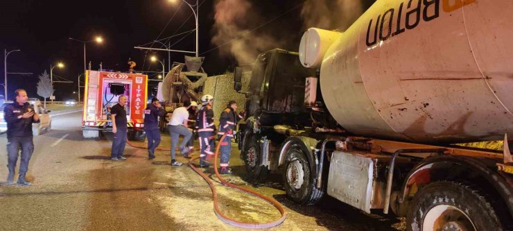 Seyir halindeki beton mikseri alev aldı