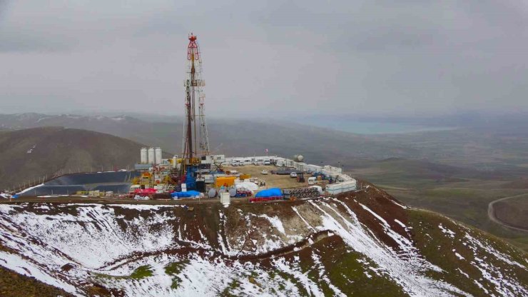 Van’da petrol arayışı: 200 tonluk dev sondaj kulesi kuruldu