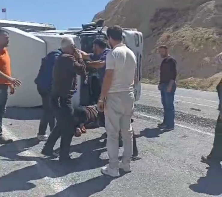 Bitlis’te tır devrildi: 2 yaralı