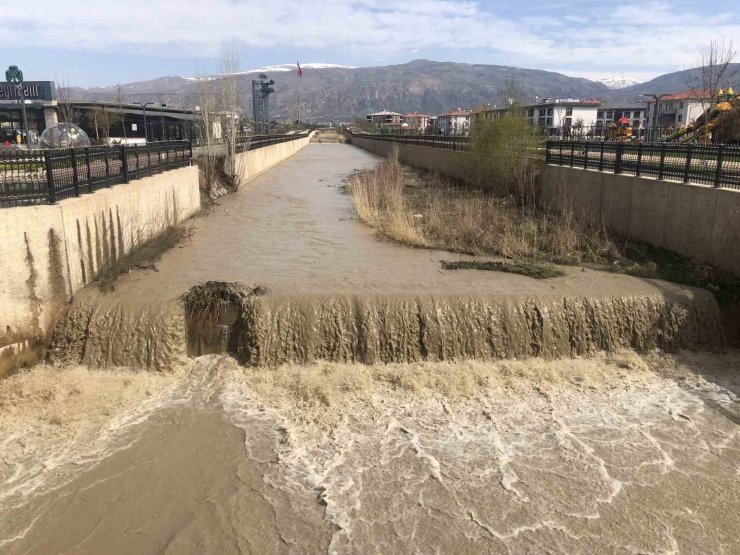 Kuruyan Vasgirt deresinden sel akıyor