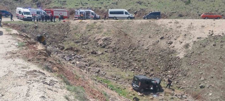 Elazığ’da hafif ticari araç şarampole yuvarlandı: 5 yaralı