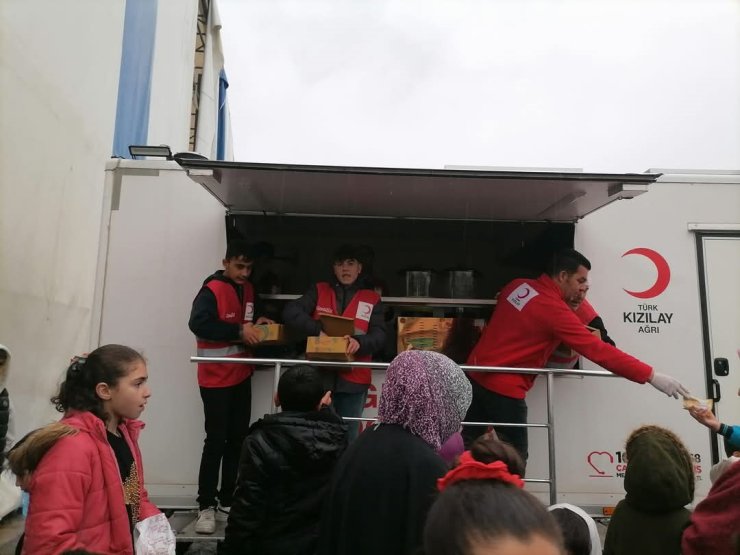 Tutak Kızılay temsilciliği çocukları unutmadı