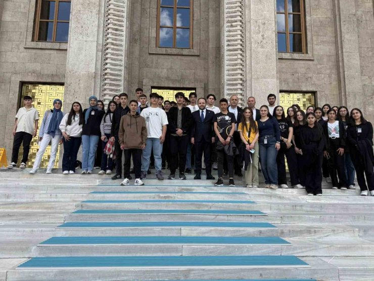 Vekil Koç, Ardahan’dan gelen öğrencilerle TBMM’de buluştu