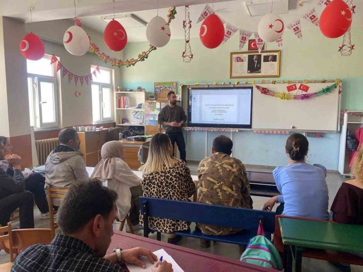 Diyadin’de öğretmenlere dil terapisi üzerine sunum yapıldı