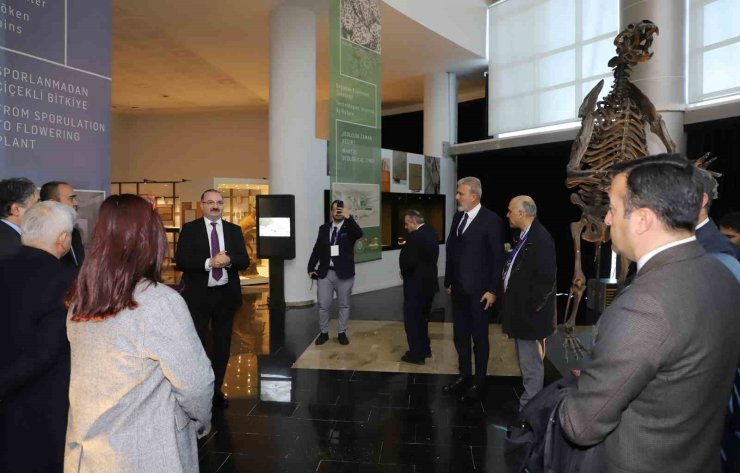 Rektör Hacımüftüoğlu, Türkiye ilaç endüstrisinin öncü isimleriyle bir araya geldi