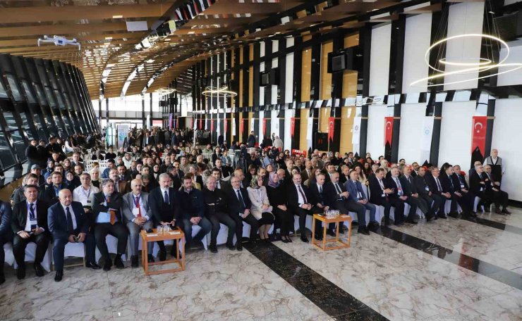 Moderatörlüğünü Rektör Hacımüftüoğlu’nun yaptığı "Kariyer yolculuğu söyleşisi" düzenlendi