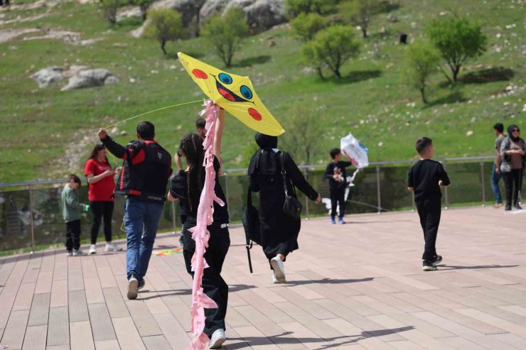 Elazığ’da uçurtma şenliğinde renkli görüntüler oluştu