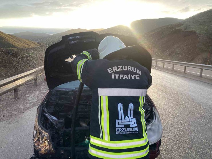 Seyir halindeki otomobil yandı