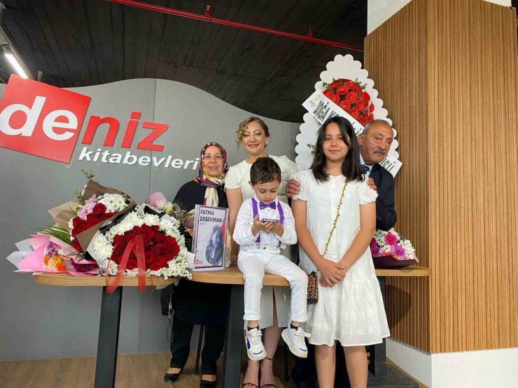 "İnsan Kendine Yabancı" şiir kitabının imza günü düzenlendi