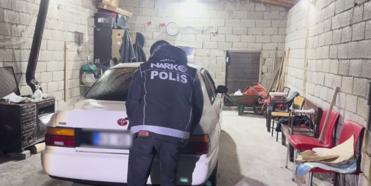 Bitlis’te köpeklerin altına gizlenmiş uyuşturucu madde ele geçirildi