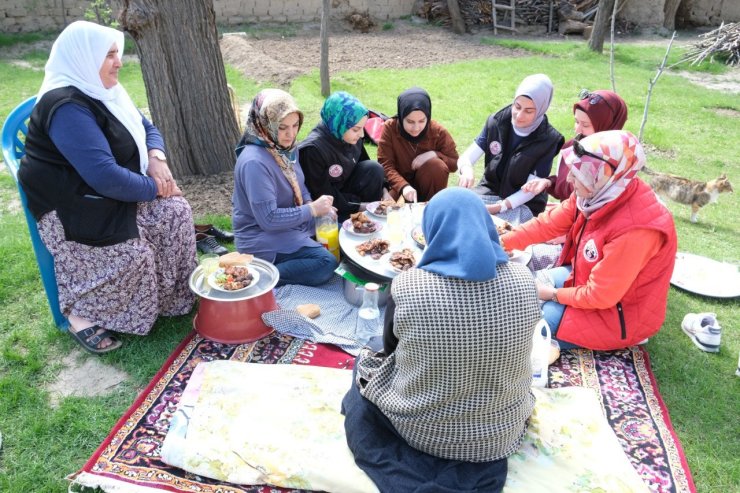 Üniversite öğrencilerinden yardıma muhtaç yaşlılara vefa örneği