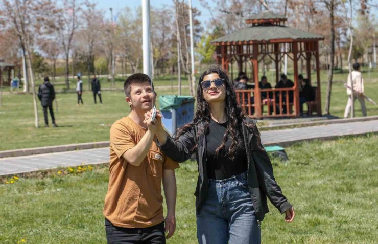 Van’da özel çocuklar için uçurtma şenliği düzenlendi