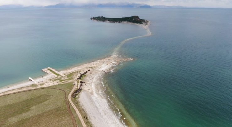 Van Gölü’ndeki çekilmeyle antik yol ortaya çıktı
