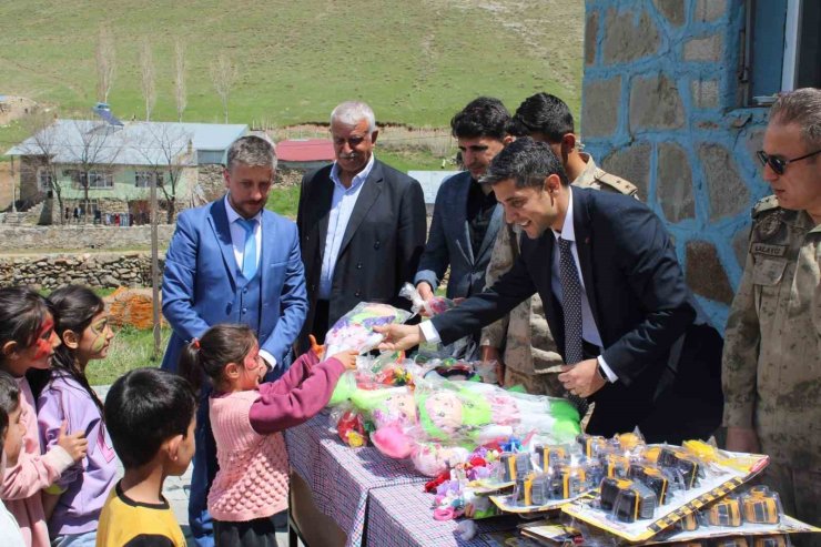 Köy okulu çocuklarının hayalini gerçekleştiren öğretmen vedasını unutulmaz kıldı