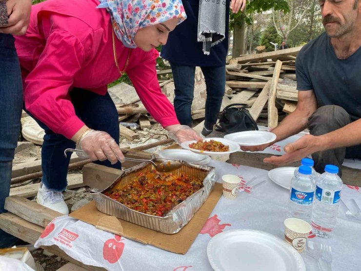 Öğrenciler 1 Mayıs’ta işçilerle bir araya geldi