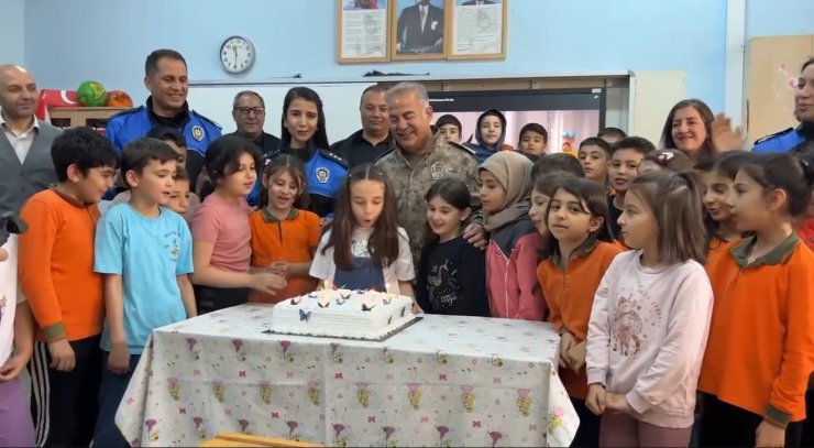 İl Emniyet Müdürü Turgay’dan kendisini doğum gününe davet eden öğrenciye sürpriz
