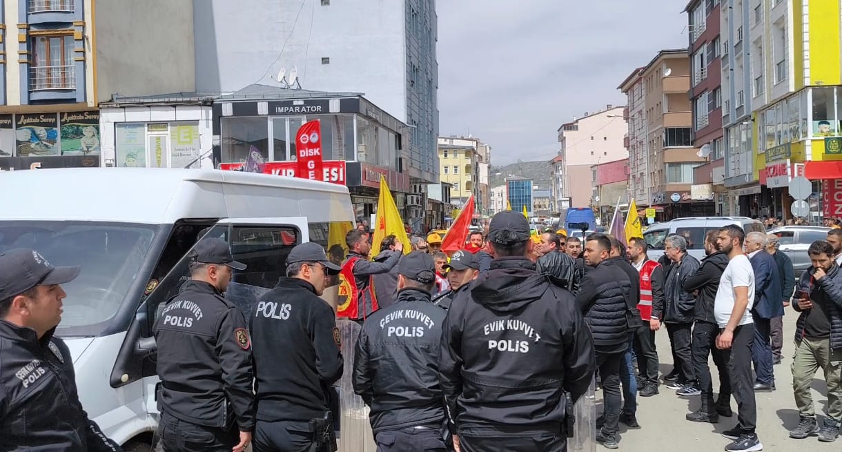 karsta-1-mayis-kutlamalarinda-arbede-yasandi-3.jpg