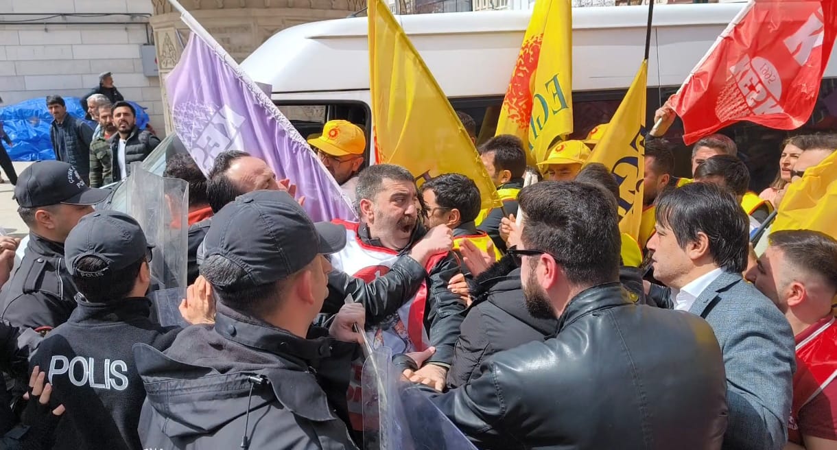 karsta-1-mayis-kutlamalarinda-arbede-yasandi-5.jpg