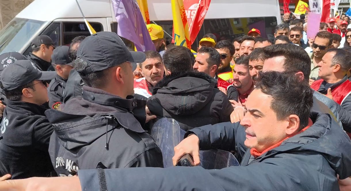 karsta-1-mayis-kutlamalarinda-arbede-yasandi-9.jpg
