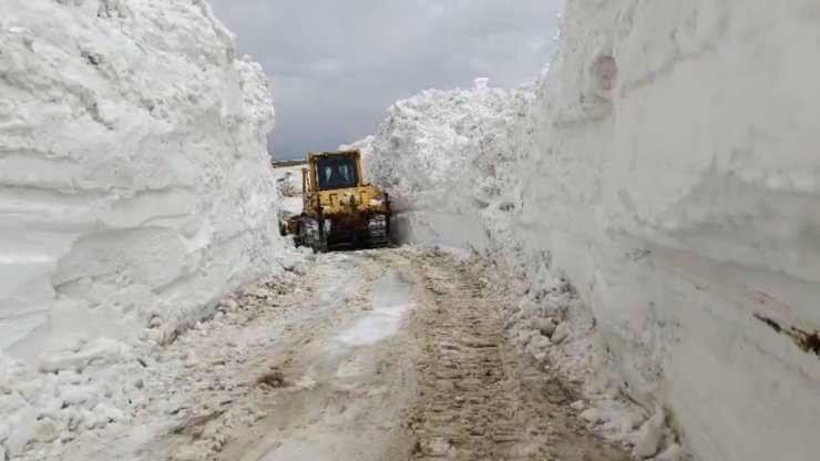 Yüksekova’da 3 metrelik karda yol açma çalışması