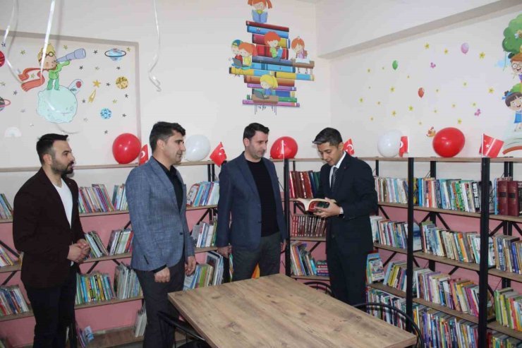 Köy okuluna kütüphane açıldı, öğrenciler kitaplarla buluştu