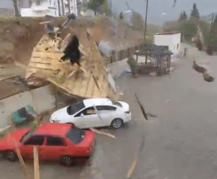 Elazığ’da fırtınadan uçan çatı araçların yanına düştü