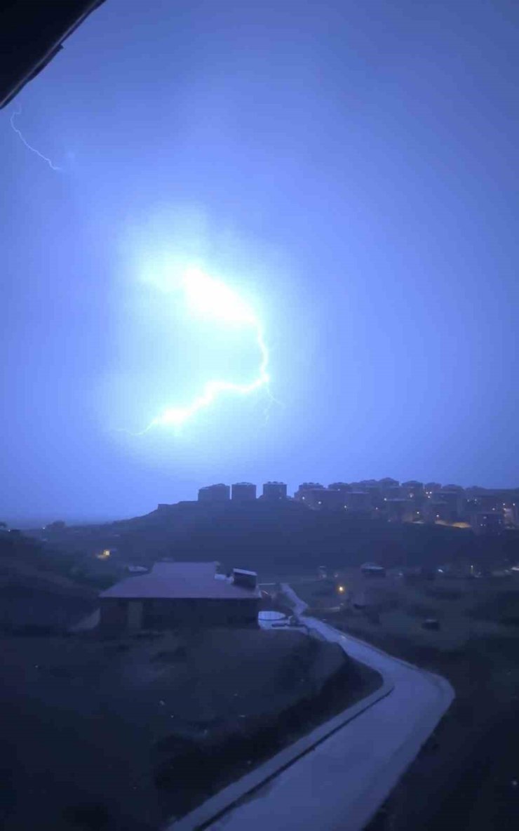 Yüksekova’da şimşekler görsel şölen sundu