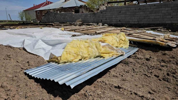 Adilcevaz’da fırtına çatıları uçurdu