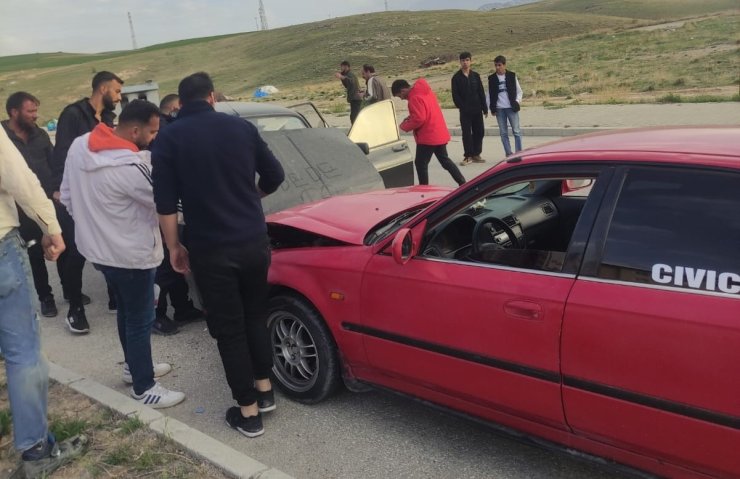 Van’da iki otomobil kafa kafaya çarpıştı: 1 yaralı