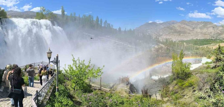 Tortum şelalesi coştu