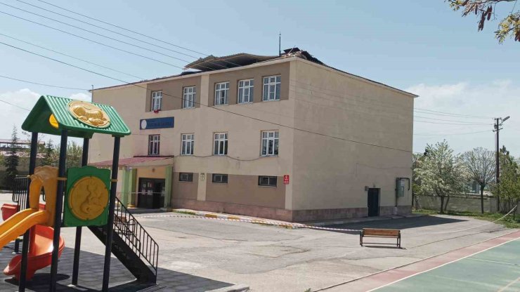 Van’da fırtına okulun çatısını uçurdu