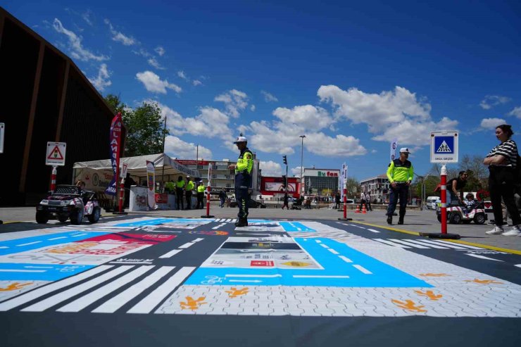 Erzincan’da uygulamalı trafik eğitimi verildi