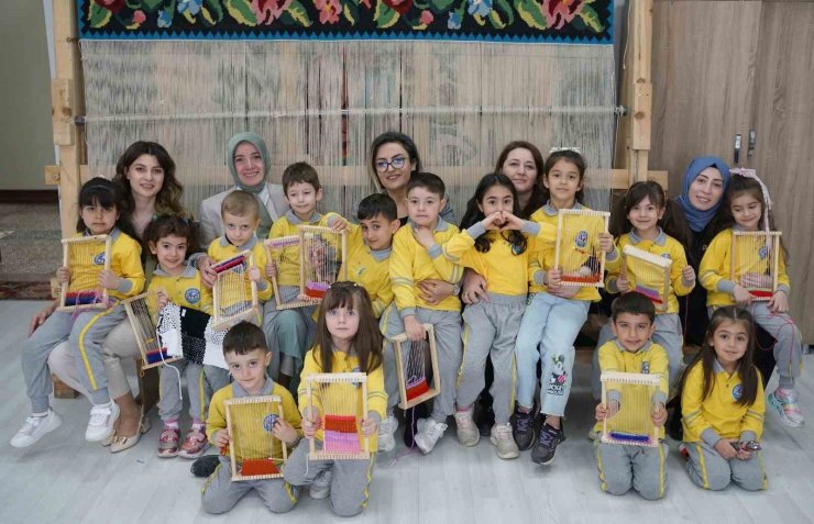 Anaokulu öğrencileri halı tezgahıyla tanıştı