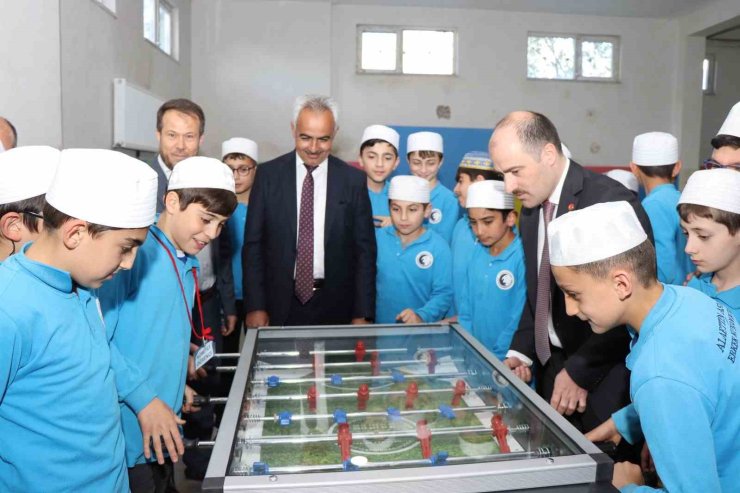 Kuran Kursu öğrencilerine oyun grubu hediye etti