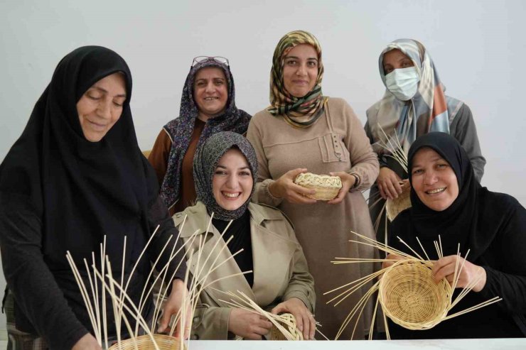 Kanser hastası kadınlar, umutlarını rattan objelere taşıdı