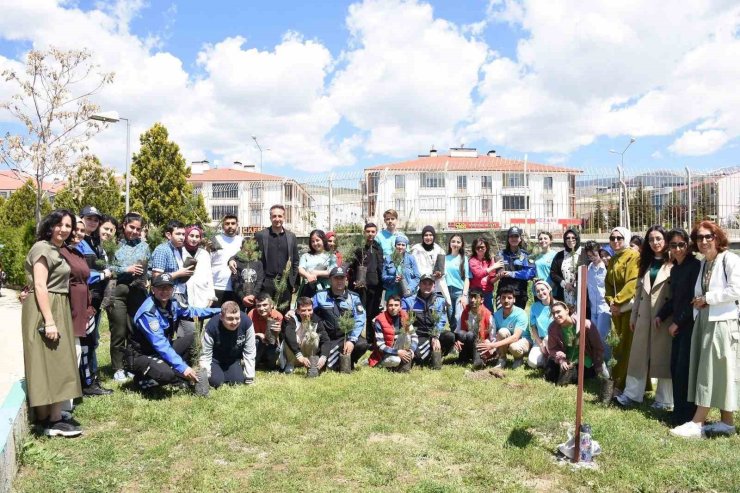 Polislerle öğrenciler fidanları toprakla buluşturdu