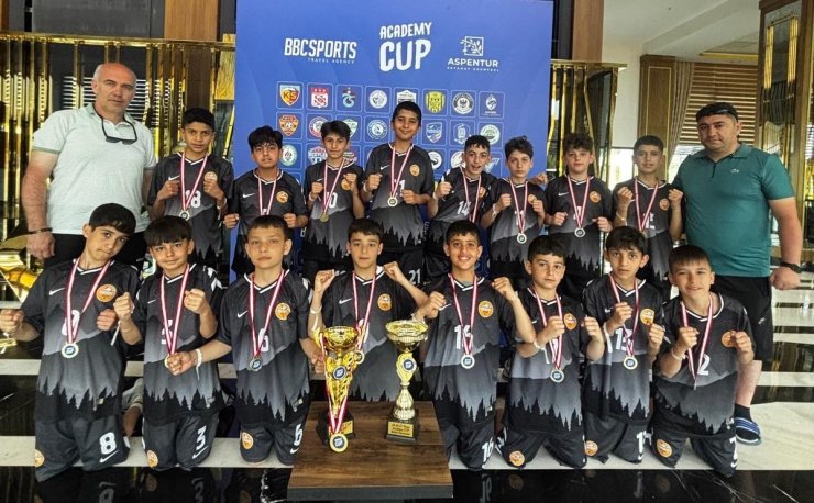 Yıldızkent Spor çifte kupa ile döndü