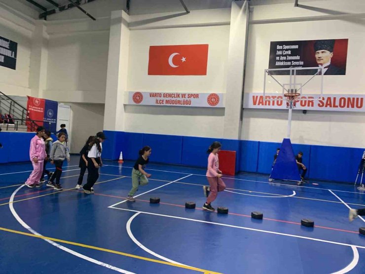 Varto’da açılan atletizm kursunda geleceğin sporcuları yetişiyor