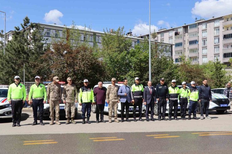 Sürücülere çikolata ve kolonya ikramlı trafik denetimi