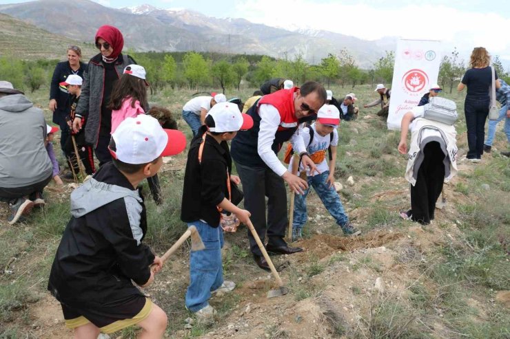 Öğrenciler fidanları toprakla buluşturdu