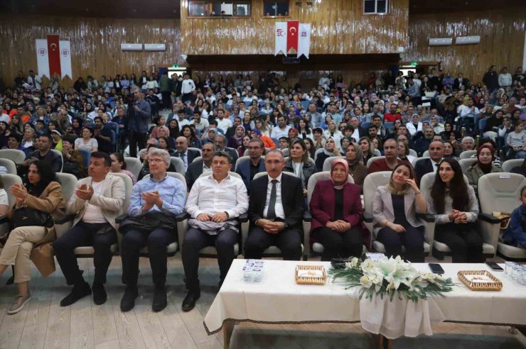 FÜ’de akademisyenler korosu sergilendi