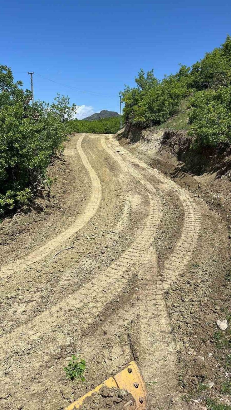 Yağışlardan dolayı zarar gören köy yollarında çalışmalar sürüyor